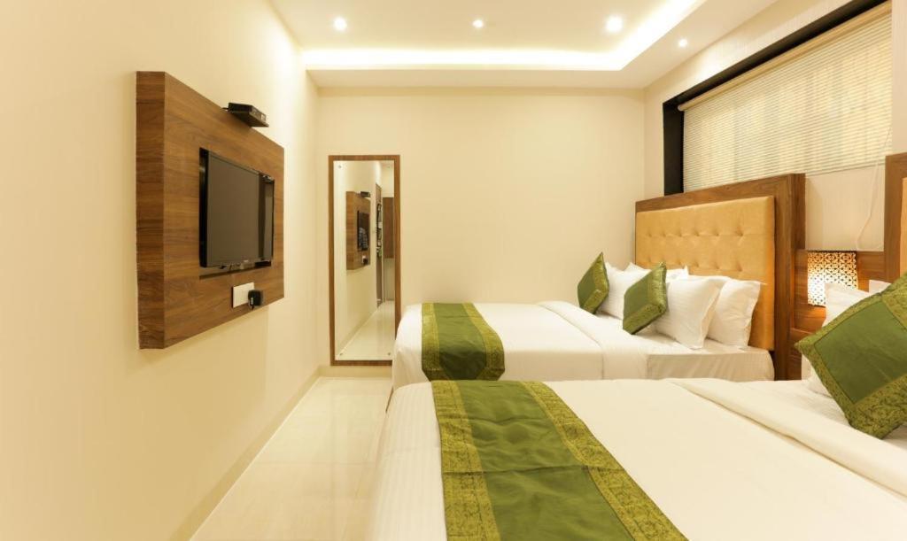 Hotel Skylink Hospitality Next To Amber Imperial 孟买 外观 照片